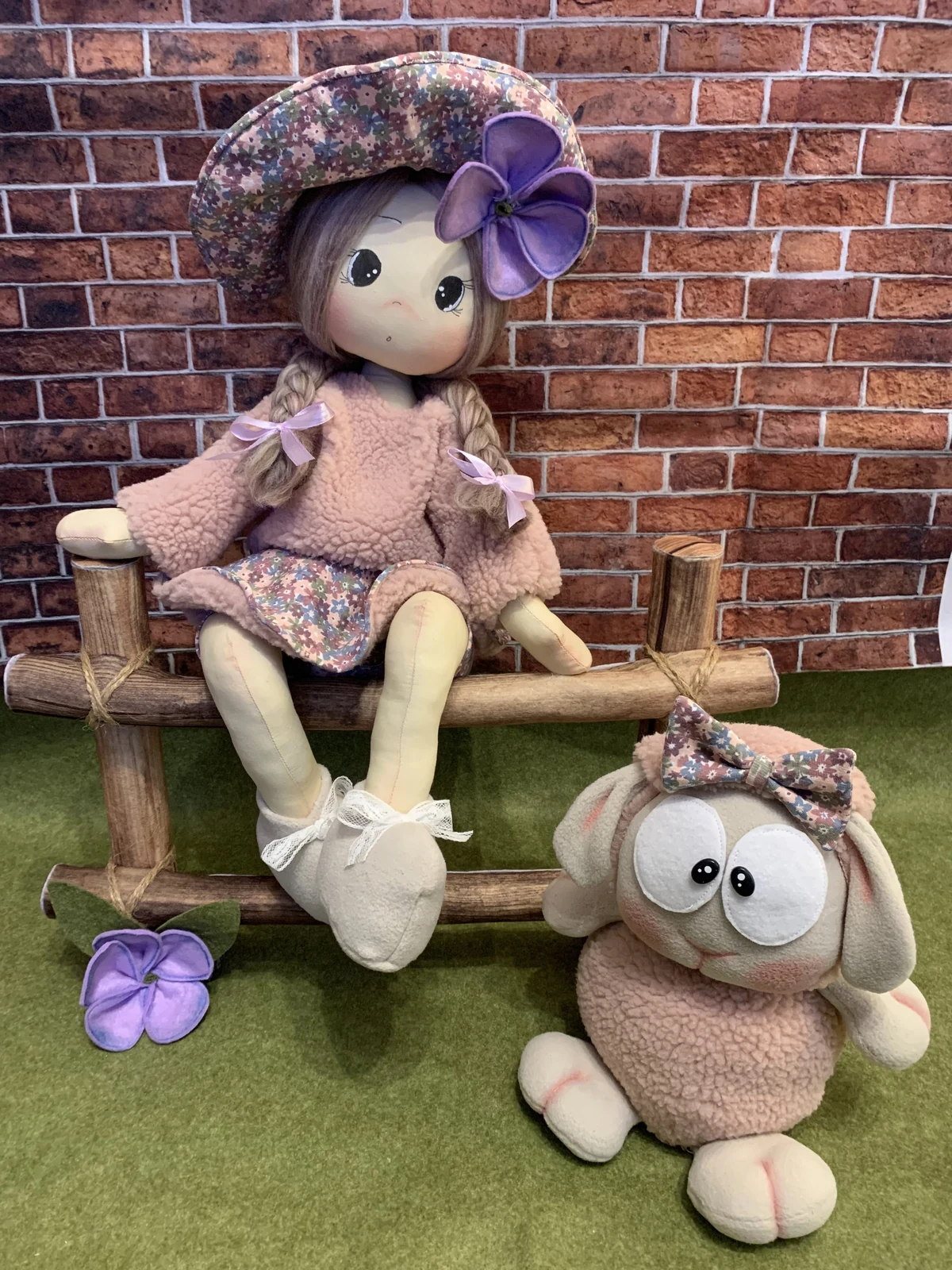 Pastorella su staccionata e la sua amica Dolly